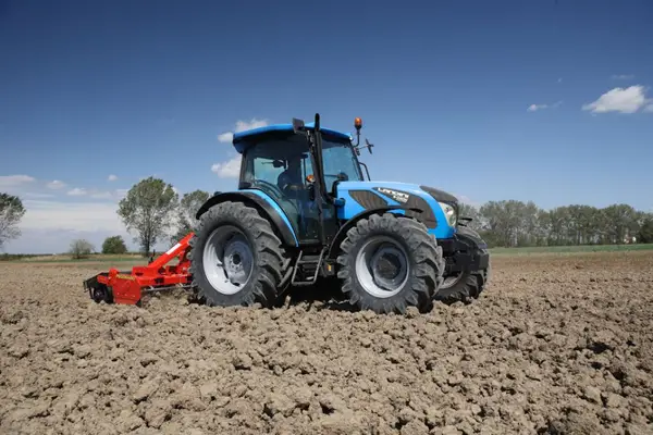 Tractorul – regele uneltelor în agricultură