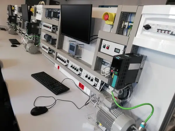 Un nou laborator modern la UPT, dotat cu sprijinul Siemens România și Electric Sys SRL
