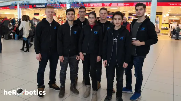 Elevii echipei heRObotics din Timișoara programează roboți aflați la bordul Stației Spațiale Internaționale