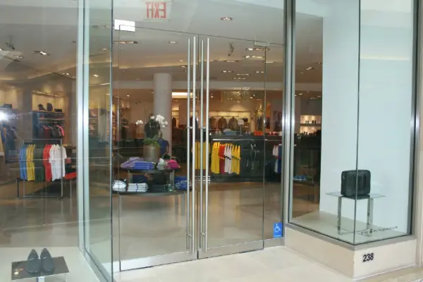 Succesul magazinului tau: afla cum sa alegi vitrine de magazin