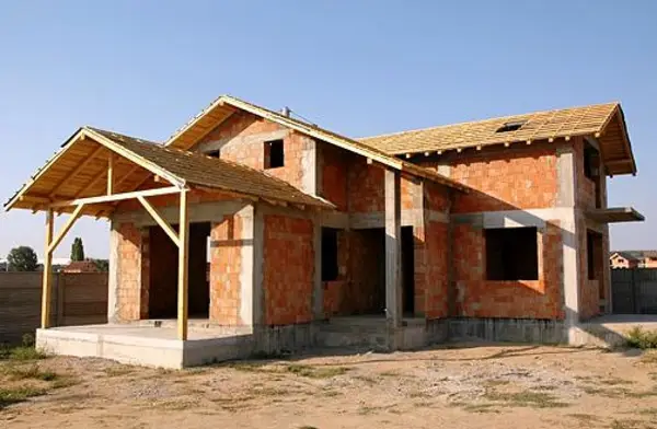 Constructii case la rosu