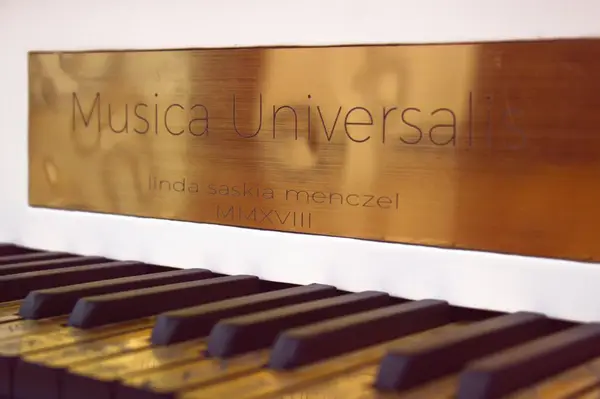 Musica universalis, expozitia artistei Linda Saskia Menczel