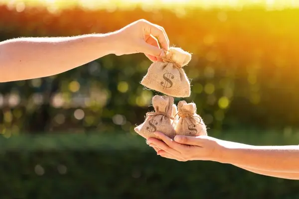 Studiu: 5 situații în care românii apelează la un credit!