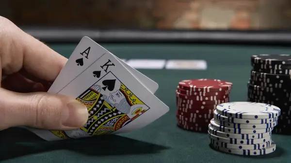 De ce este blackjack-ul online live atât de popular?