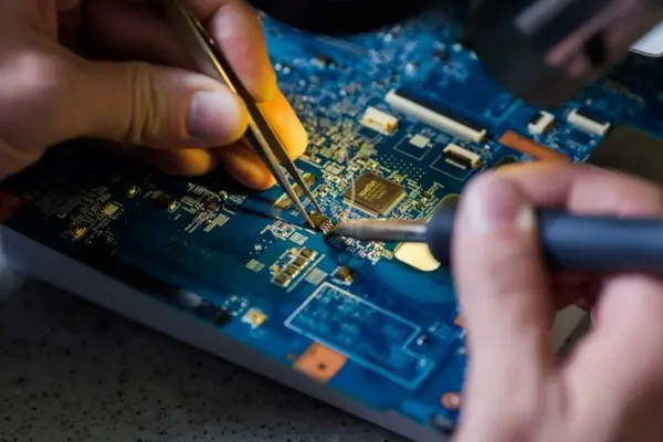 De ce trebuie sa ajungi cu laptopul intr-un centru de reparatii profesional?