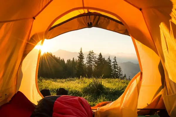 3 lucuri elementare pe care trebuie sa le ai cu tine cand pleci intr-o drumetie