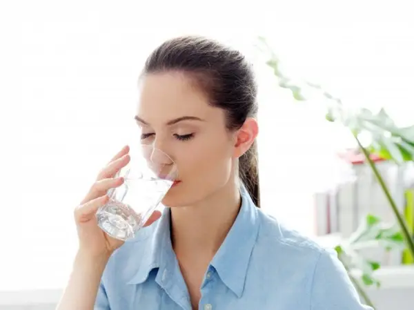 Hidratarea pe timp de vară: Câtă apă trebuie să consumăm zilnic?