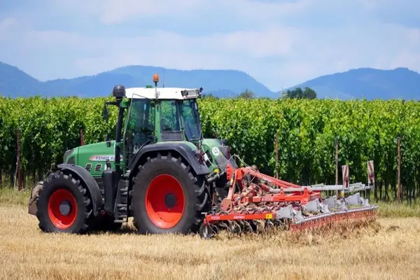 Sfaturi utile pentru alegerea tractorului potrivit