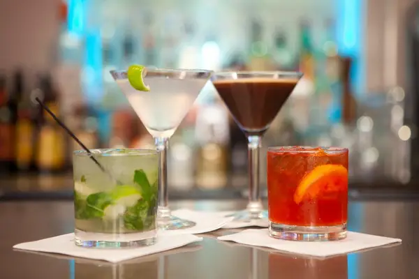 10 cocktailuri cu sampanie pe care le prepari in mai putin de 10 minute!