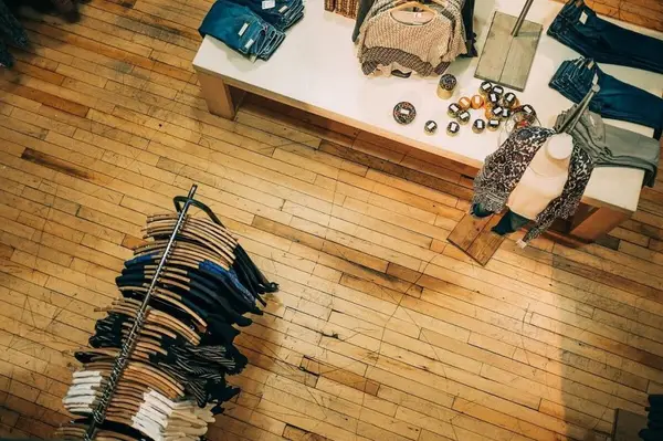 TOP 3 tipuri de magazine în care poți găsi articole de designer la prețuri atractive