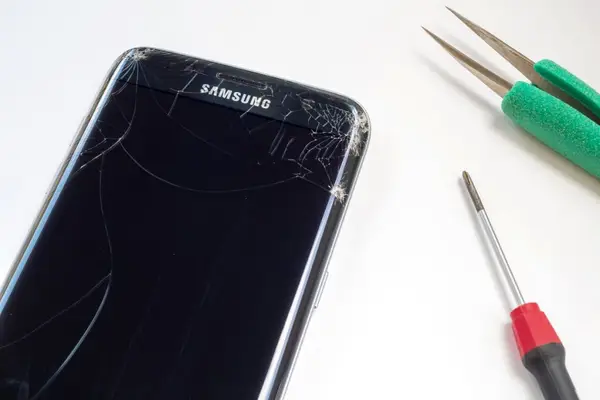 Samsung Galaxy - display spart sau cu pixeli morti? Iata 3 modalitati prin care iti poti repara tableta sau telefonul