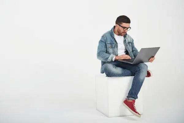Ce diferente exista intre extensia .net si cea .com in etapa de inregistrare domeniu?