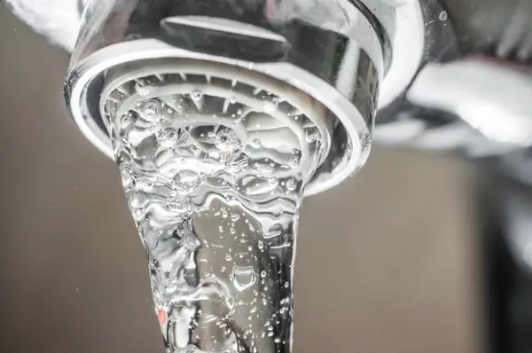 Apa dură și pericolele la care te expui în fiecare zi, fără să-ți dai seama