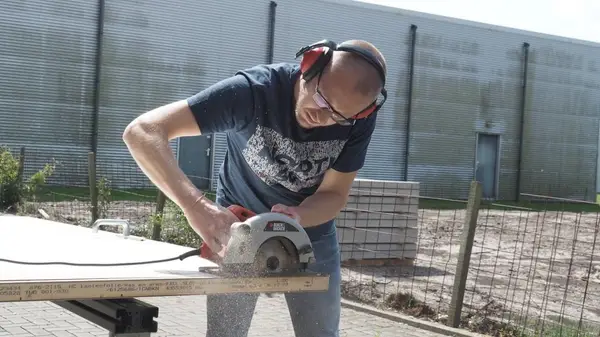 Fierăstrău circular cu masă sau fierăstrău circular de mână - de care dintre ele ai nevoie?
