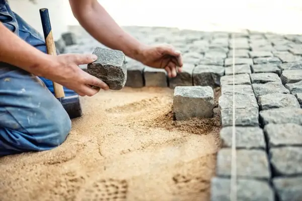 Ce trebuie sa stii despre firma de constructii care iti monteaza pavajul