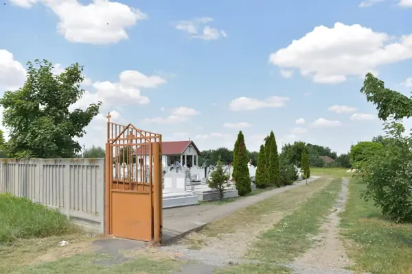 Cimitirul Plopi