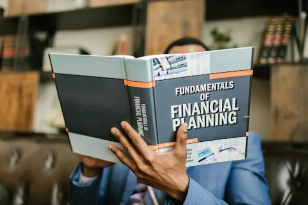 De ce sa incepi sa citesti carti de educatie financiara