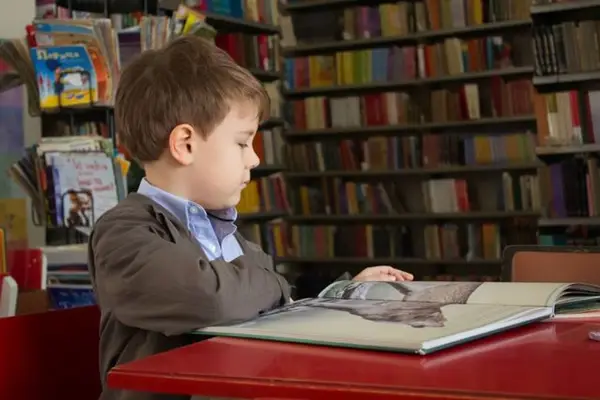Copilul tău merită să citească! Sărbătorile de iarnă, un prilej bun pentru a-i oferi cărţi!