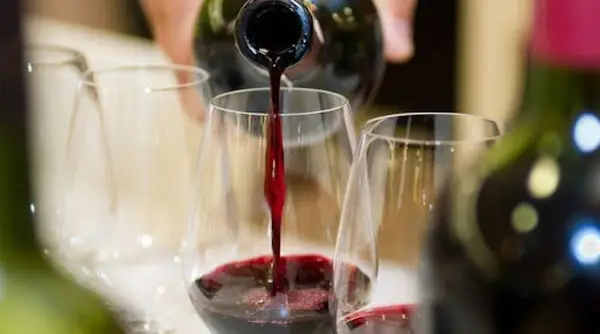 Nutriționiștii dezvăluie cum să slăbești consumând vin