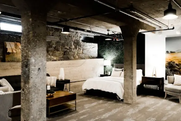 Amenajarea unui dormitor în stil industrial: 7 caracteristici