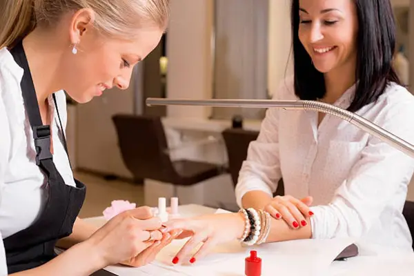 Deschideți curând un salon modern de manichiuri și pedichiuri?