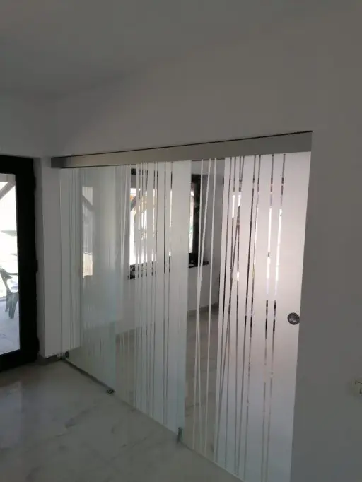 Ușile glisante, soluția eficientă pentru compartimentări