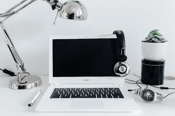 Cum alegi încărcătorul potrivit laptopului tău