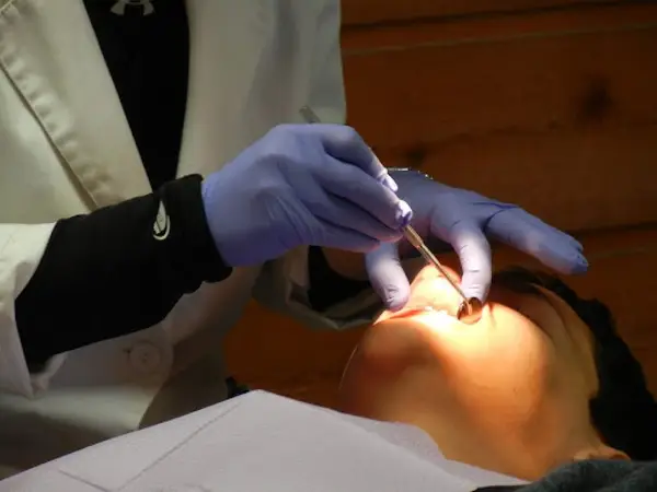 Tipuri de implanturi dentare: cum îl alegi pe cel potrivit?