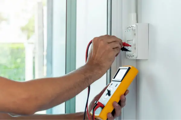 3 semne ale unei instalatii electrice defecte