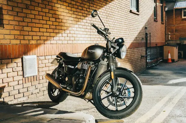 Top 3 modele de motociclete Triumph Roadster