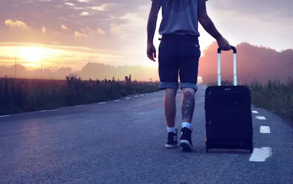 Cu mașina sau cu avionul în vacanță? Avantaje și dezavantaje pentru fiecare opțiune