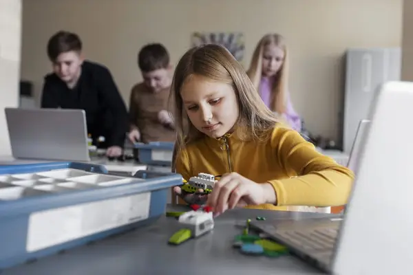 Echipamente digitale care nu trebuie să lipsească dintr-o sală de clasă modernă