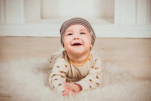 De la câte luni stă bebe în scaun de masă?