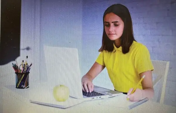 Cum să-ți organizezi masa de birou pentru a fi mai productiv: 3 trucuri