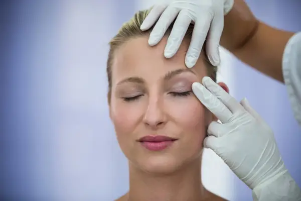 Pleoapele căzute și blefaroplastia: soluția pentru un aspect întinerit