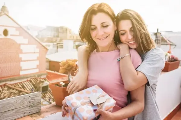 Nu te pripi să alegi un cadou nepotrivit pentru mama ta. Vezi aceste idei pentru ziua ei