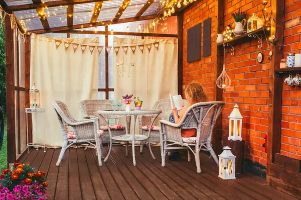 Cum să redai terasei un aspect rustic: 10 elemente de design esențiale