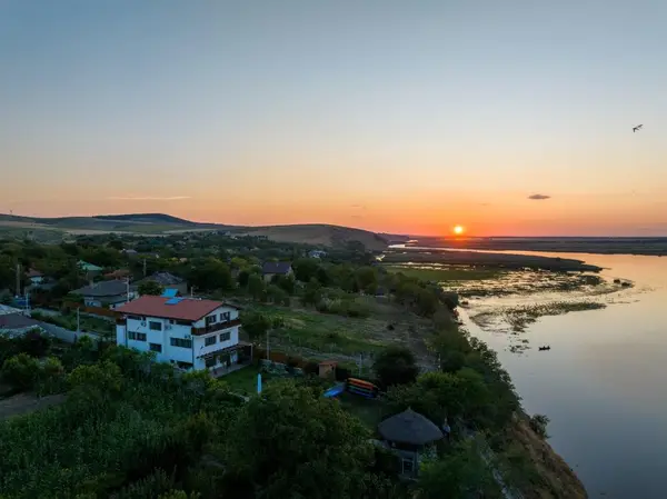 Unde ne putem caza pentru a beneficia de caiace în zona Deltei Dunarii ?