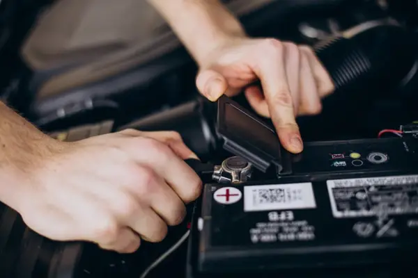 Baterii auto: cum le întreținem pentru a ne putea bucura de buna lor funcționare mai mult timp?
