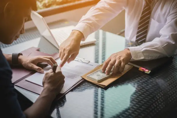 Opțiuni de finanțare pentru afaceri: Cum să alegi între credit și investitori?
