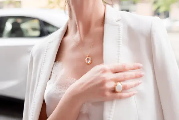5 idei de bijuterii potrivite femeilor elegante