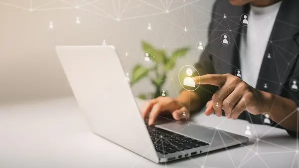 Externalizarea serviciilor IT: cum poate reduce costurile și îmbunătăți eficiența afacerii tale?