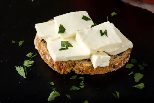 4 beneficii ale consumului de brânză de vacă