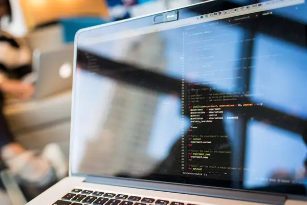 Maximizează eficiența în afaceri prin utilizarea soluțiilor IT personalizate