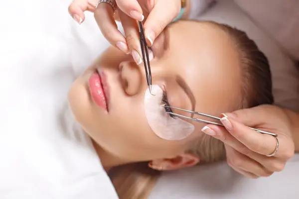 Cum să integrezi serviciul de extensii de gene în oferta salonului tău?