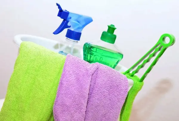 Curatenia incepe cu... organizarea dulapului metalic pentru galeata si mop!