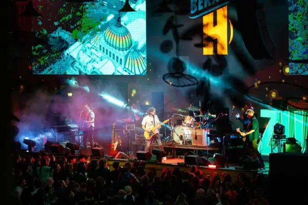 TOP 4 motive pentru care merita sa participi la un concert live. Cumpara-ti chiar acum un bilet la artistul favorit