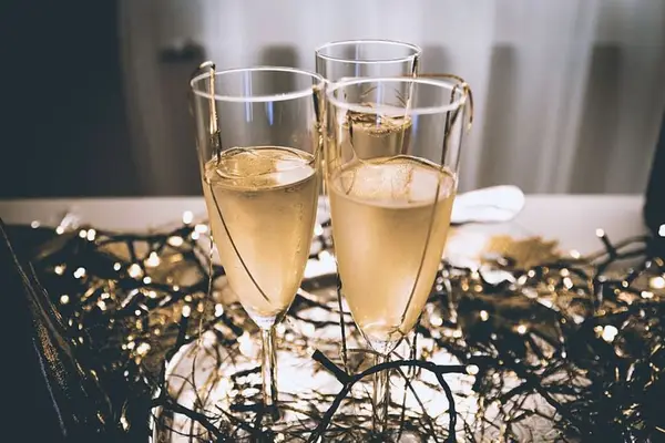 Pregătește sticla și paharele de șampanie! 3 ocazii speciale în această vară