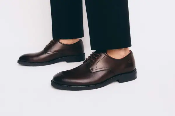 Pantofi pentru costum. Ce culoare este cea mai potrivită? Ce model să alegi?