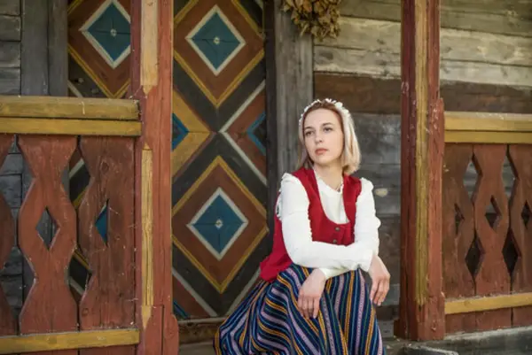 Rochia tradițională românească în moda internațională: cum a devenit o sursă de inspirație globală